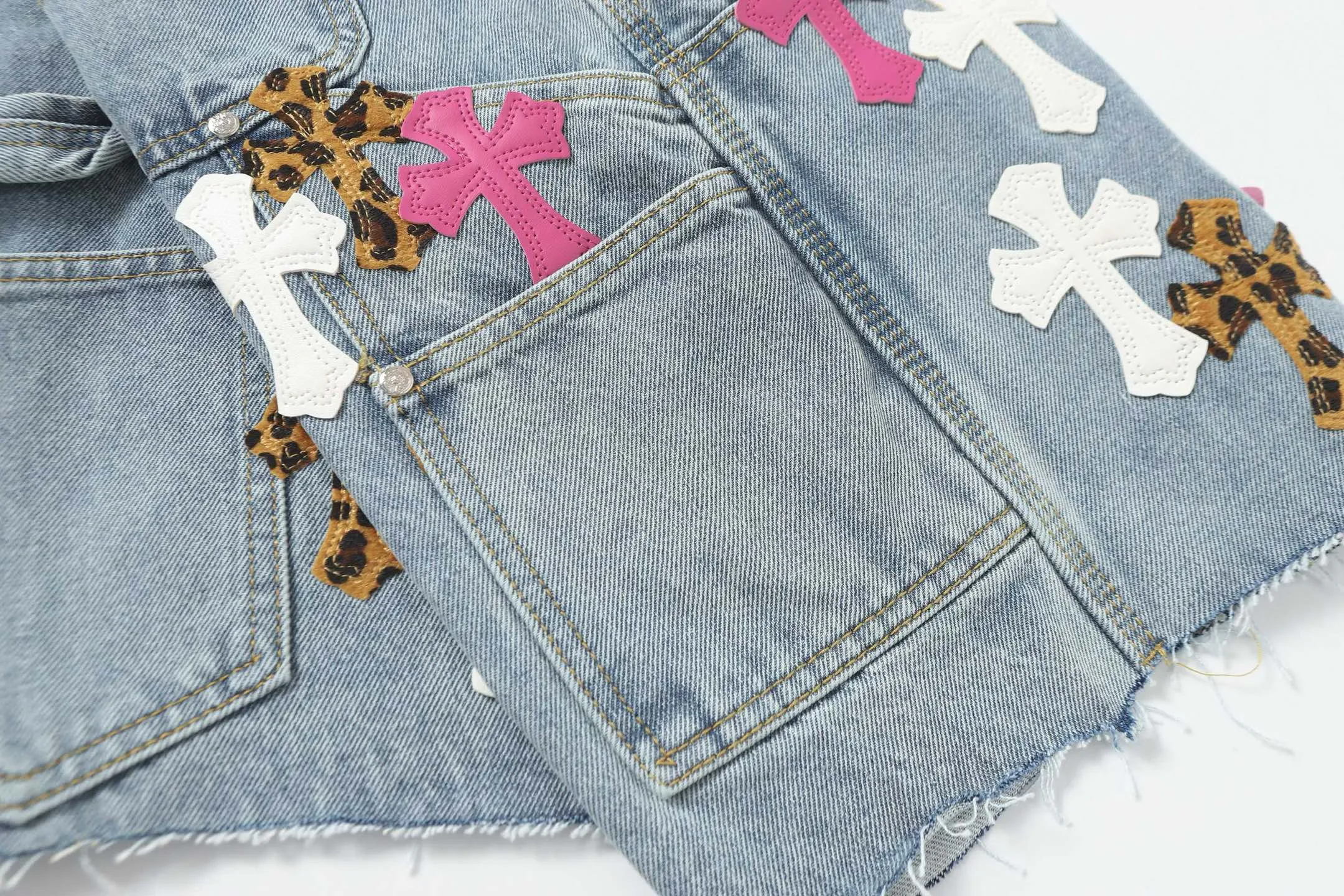 KE201#P216 The only correct leather label version on the market Chrome Hearts CH Cross embroidery distressed jeans Top ceiling quality 100% correct version The correct version is here!  Believe me this must be the best quality you will ever come across! ! Excellent value for money! !  Styles with different washes and textures are very friendly to people with thin legs and thick legs. The straight version is very flattering to the shape of the legs. The moderate length is timeless and easy to match. It is the basis of various styles and a must-have in the wardrobe! ! Add a little stacking to easily control the clean fit trend that has exploded this year. The fabric is stiff but also makes the upper body soft without losing texture. The sides and cuffs of some styles have a bone-wash effect. The vintage flavor pops up all at once. It’s really hard not to love it! ✅Correctly customize the Croxin metal leather label on the back panel. It is not sold directly with the cross on the finished jeans. 1:1 copying strives for excellence and the details are perfectly grasped. ✅The cross leather label is clear and smooth. Exquisite turning top craftsmanship. ✅Buttons, zippers and hardware are all customized versions of the Croxin LOGO. ✅High-cost washing process. Size: 28 30 32 34 36 (5 sizes)